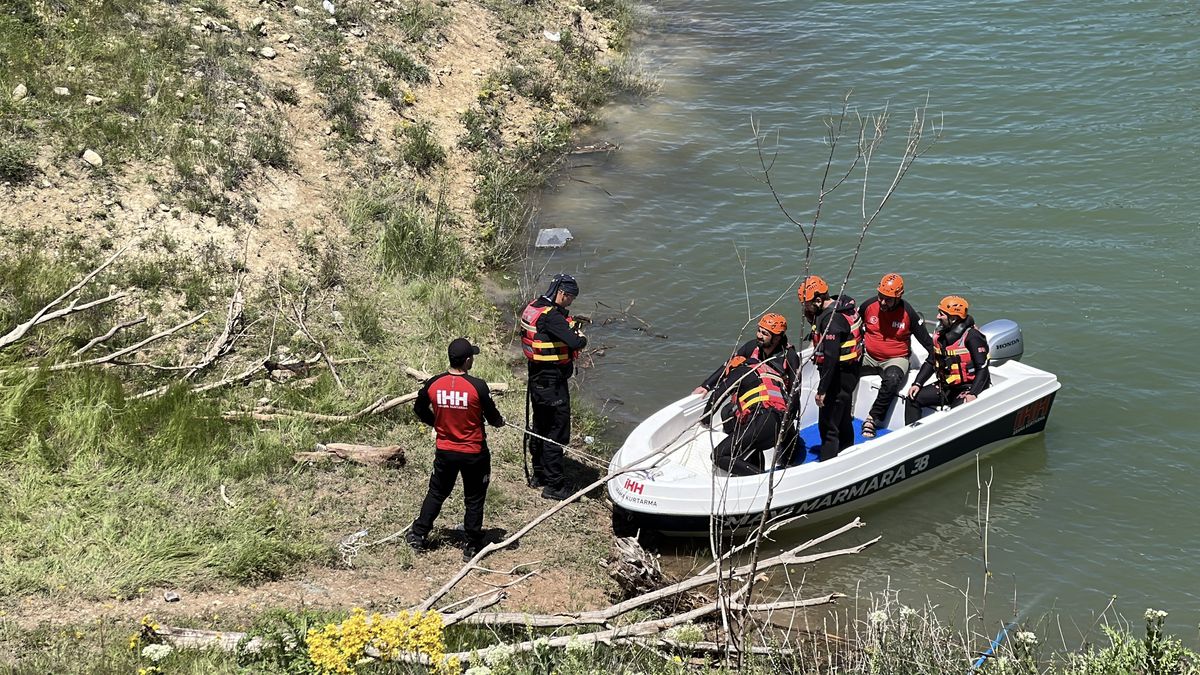 Kayseri\'de Viyadükten Düşen Baba İçin Arama Başlatıldı