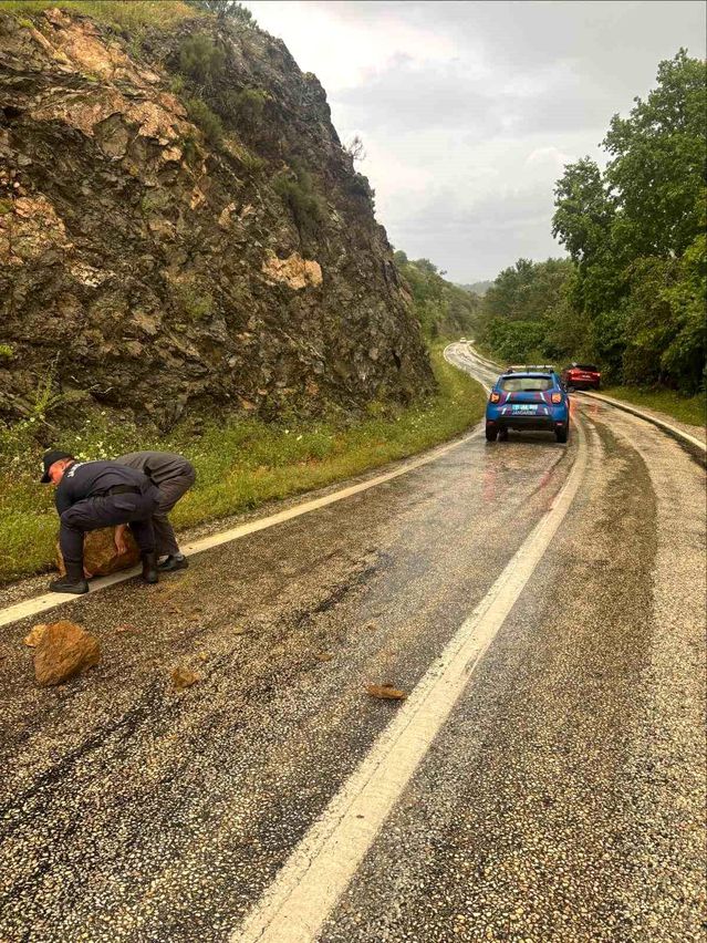 Aşırı yağış sonrası kayalar yola düştü