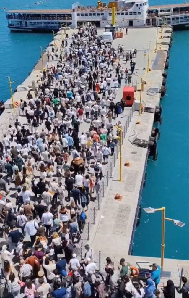 Bayram dönüşü Adalar'da izdiham: Vapura binmek için birbirlerini ezdiler