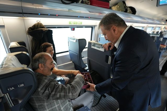 Destici, YHT'de Yolcuların Bayramını Kutladı