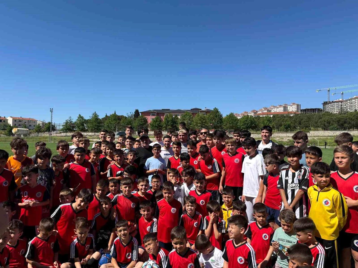 Cengiz Ünder, memleketi Balıkesir\'de genç sporcularla buluştu
