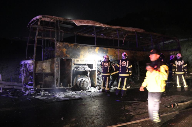 Denizli'de bariyerlere çarpan yolcu otobüsü alev aldı: 8 ölü