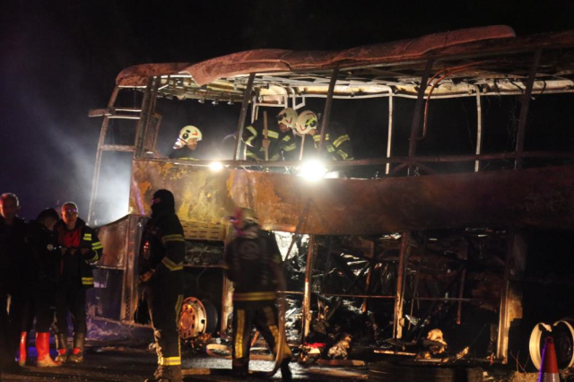 Denizli'de bariyerlere çarpan yolcu otobüsü alev aldı: 8 ölü