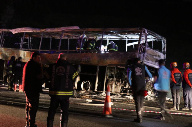 Denizli'de bariyerlere çarpan yolcu otobüsü alev aldı: 8 ölü