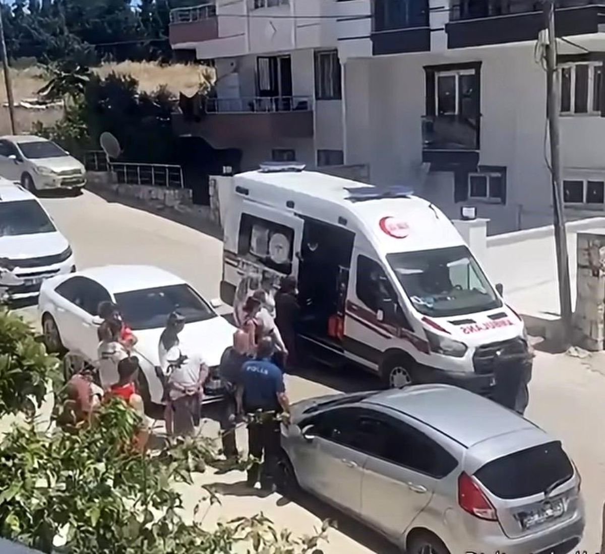 Didim\'de Bıçaklı Saldırı: Üç Yaralı, Şüpheli Kaçtı