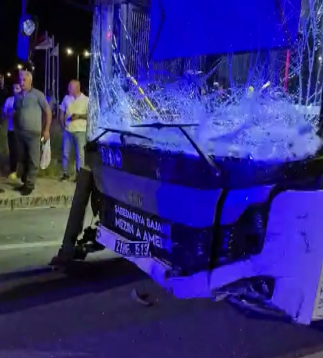 Diyarbakır'da belediye otobüsü otomobili biçti: 2 kişi hayatını kaybetti