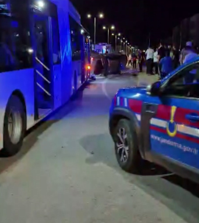 Diyarbakır'da belediye otobüsü otomobili biçti: 2 kişi hayatını kaybetti