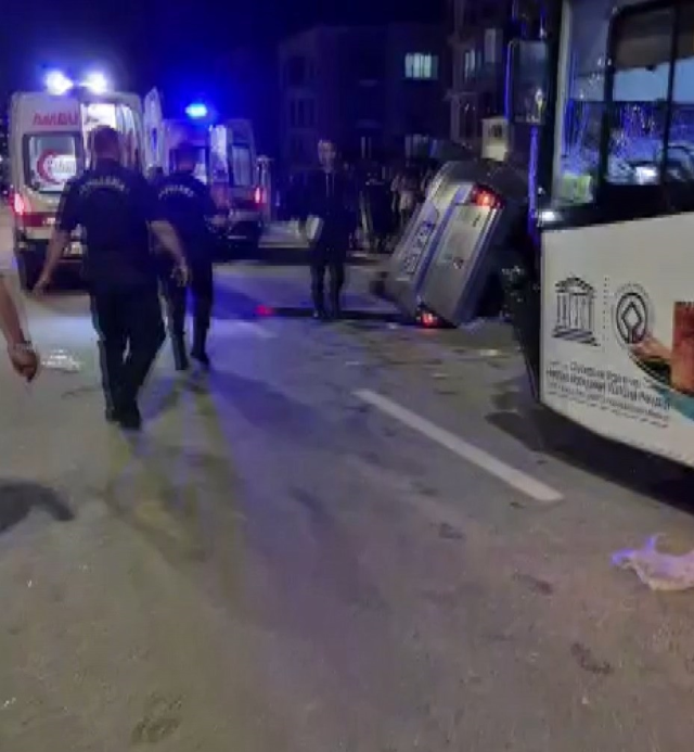 Diyarbakır'da belediye otobüsü otomobili biçti: 2 kişi hayatını kaybetti