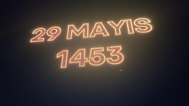 Fatih’in dehası gökyüzüne yazıldı: İstanbul semalarında 1453 dronla görsel şölen