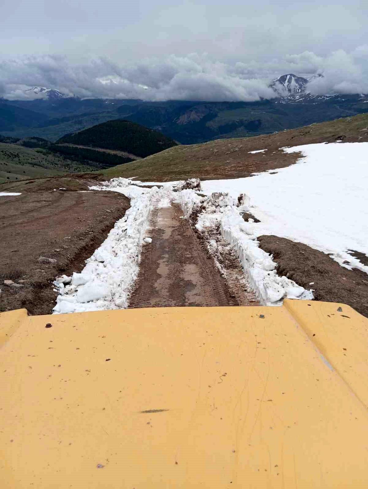 Karla kaplanan yayla yolunu belediye ekipleri açtı