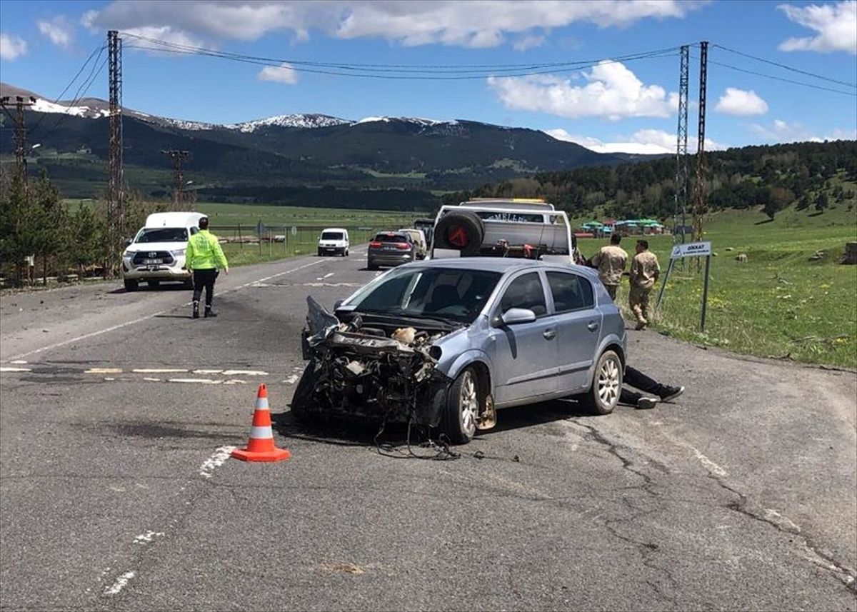 Sarıkamış\'ta Trafik Kazası: 3 Yaralı