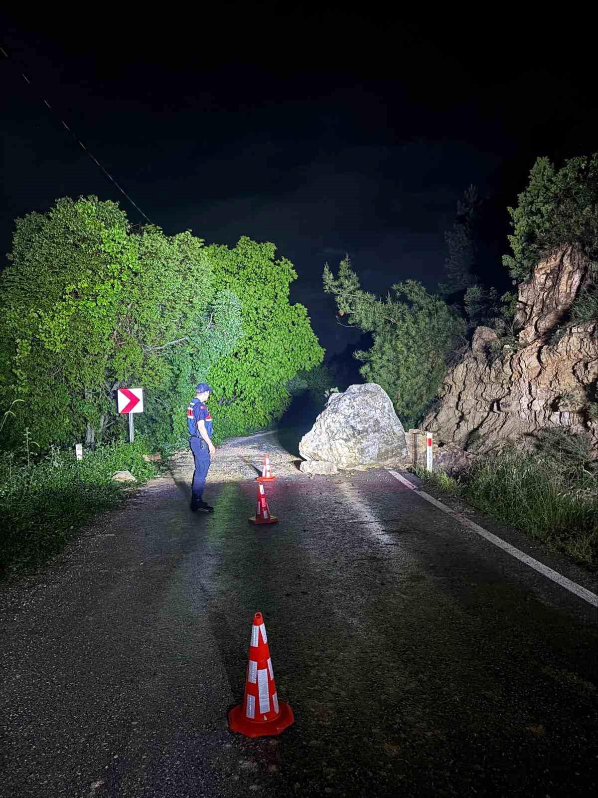 Bilecik\'te Kaya Düşmesi Sonrası Yol Yeniden Açıldı