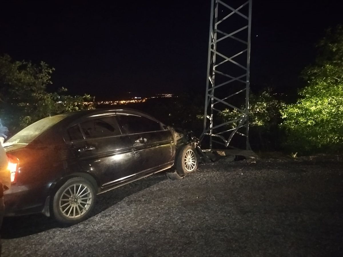 Konya\'da Elektrik Direğine Çarpan Araçta 1 Yaralı