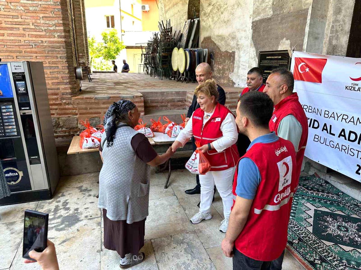 Türk Kızılay, Bulgaristan\'da Kurban Eti Dağıttı