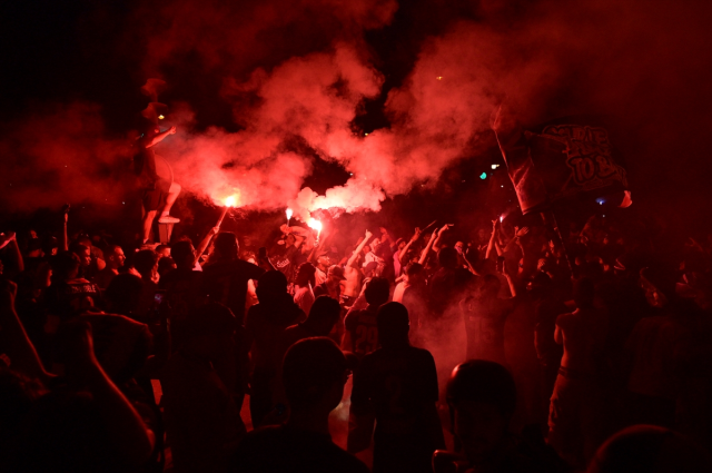 Ortalık yangın yeri! PSG taraftarı koca şehri savaş alanına döndürdü