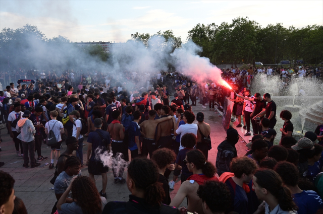 Ortalık yangın yeri! PSG taraftarı koca şehri savaş alanına döndürdü