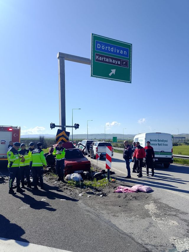 Otomobil, yön tabelasının direğine çarptı; evli çift öldü, çocukları ağır yaralı