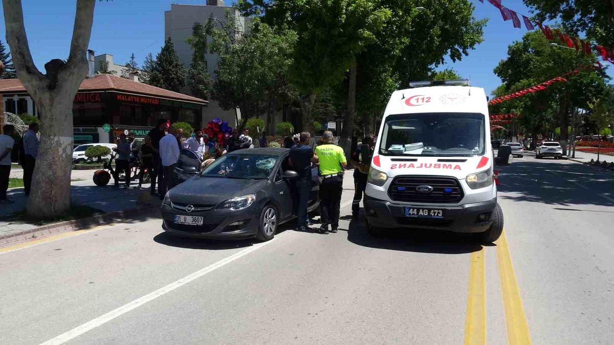Malatya\'da Yaya Otomobilin Çarpmasıyla Ağır Yaralandı