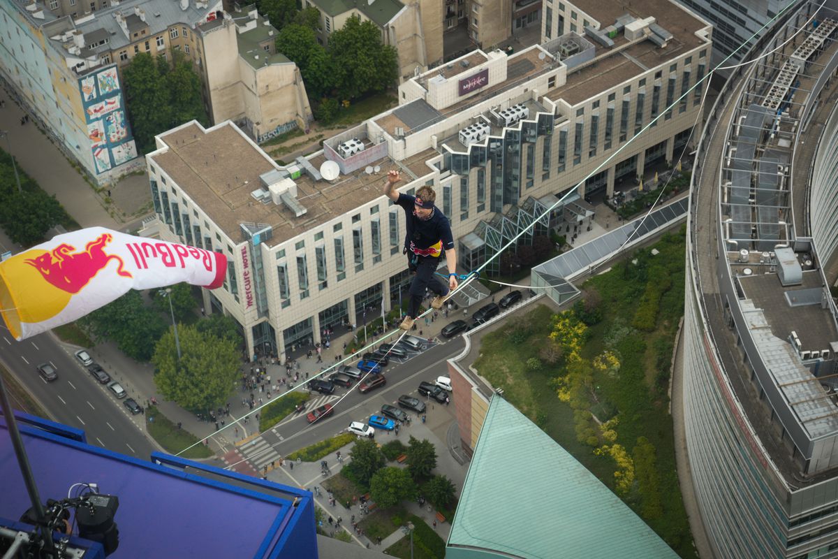 Varşova\'da gökdelenler arasında 500 metre slackline rekoru
