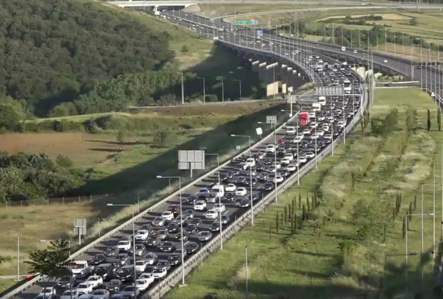 Tatilciler dönüş yolunda! Tekirdağ ve İzmit yolunda trafik kilit