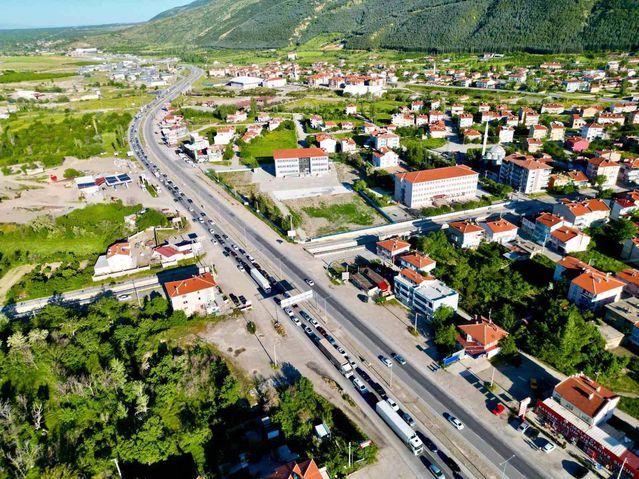 Tatilciler Dönüşte Uzun Araç Kuyrukları Oluşturdu