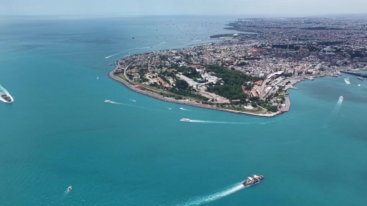 İstanbul Boğazı turkuaz renge büründü