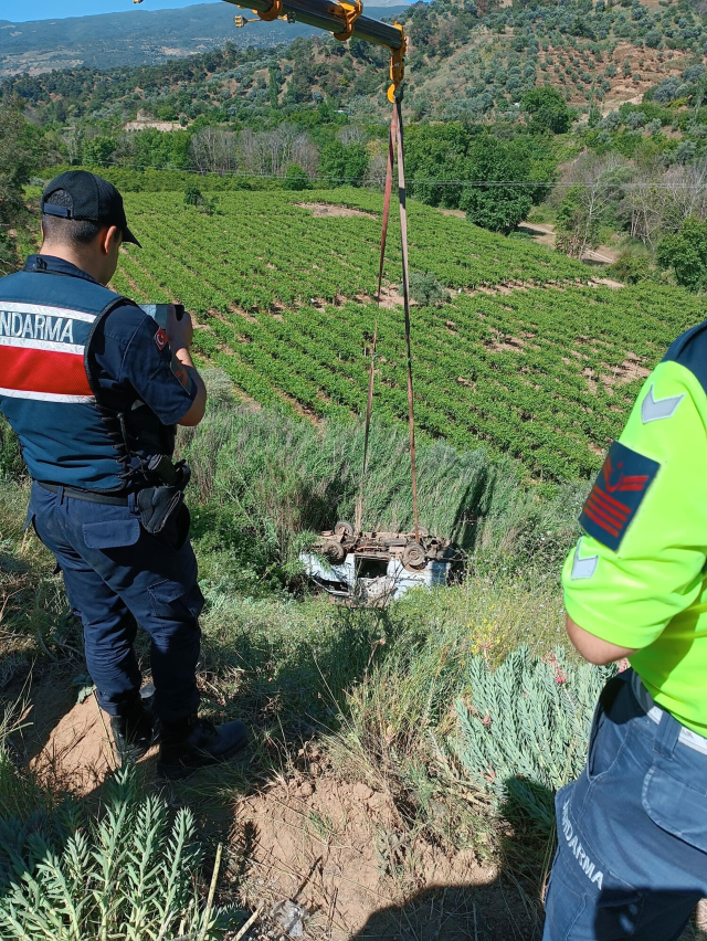 Manisa'da hafif ticari araç uçuruma yuvarlandı: 1 ölü