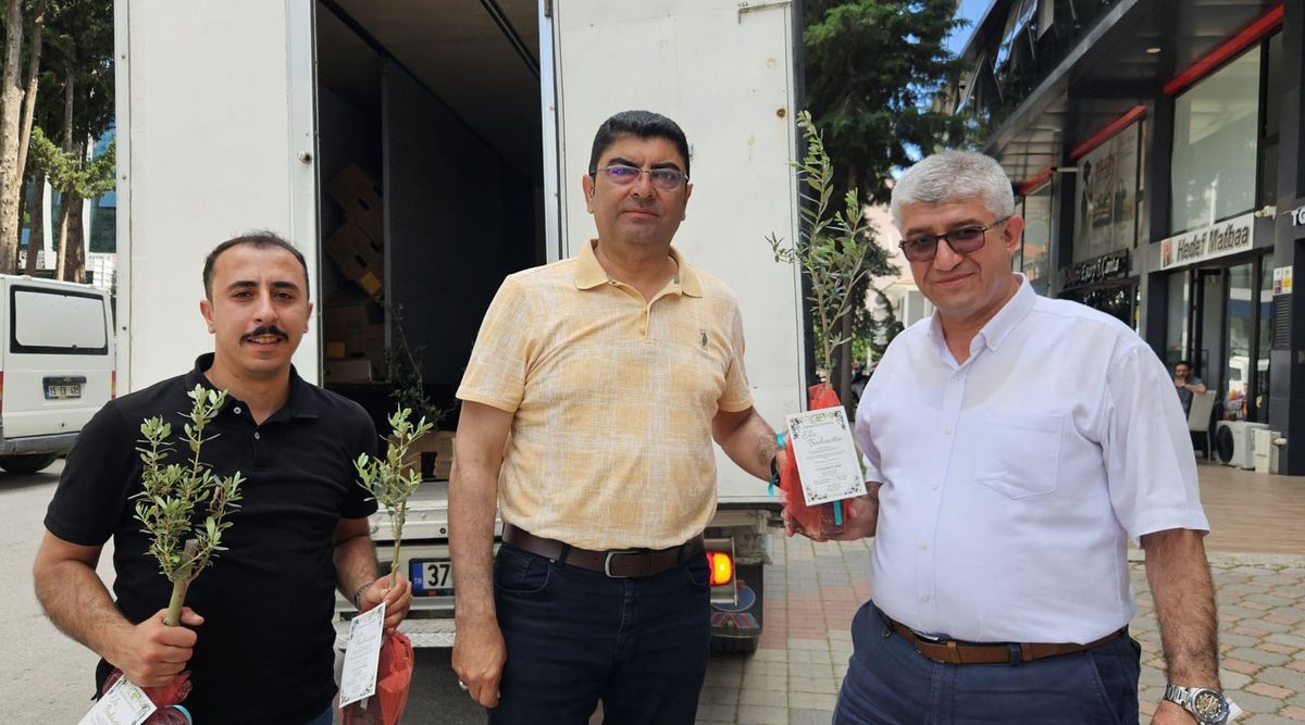 Başkan düğününde zeytin fidanı dağıttı