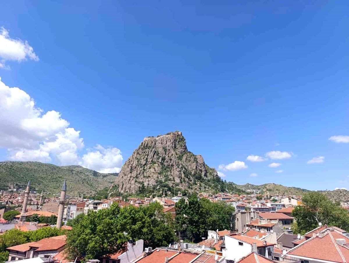 Afyonkarahisar\'da Sıcak Hava, Yarına Yağış Bekleniyor