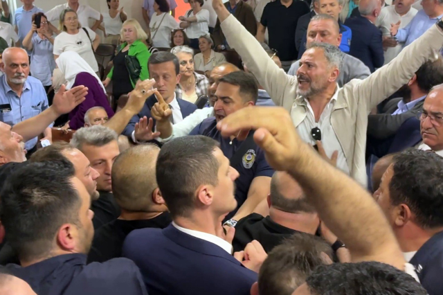 Akçakoca Belediyesi AK Parti'ye geçti, seçim sonrası kavga çıktı