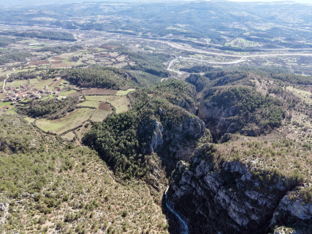 Tarihi kalıntıların da bulunduğu iki köy arasında kalan kanyon, keşfedilmeyi bekliyor