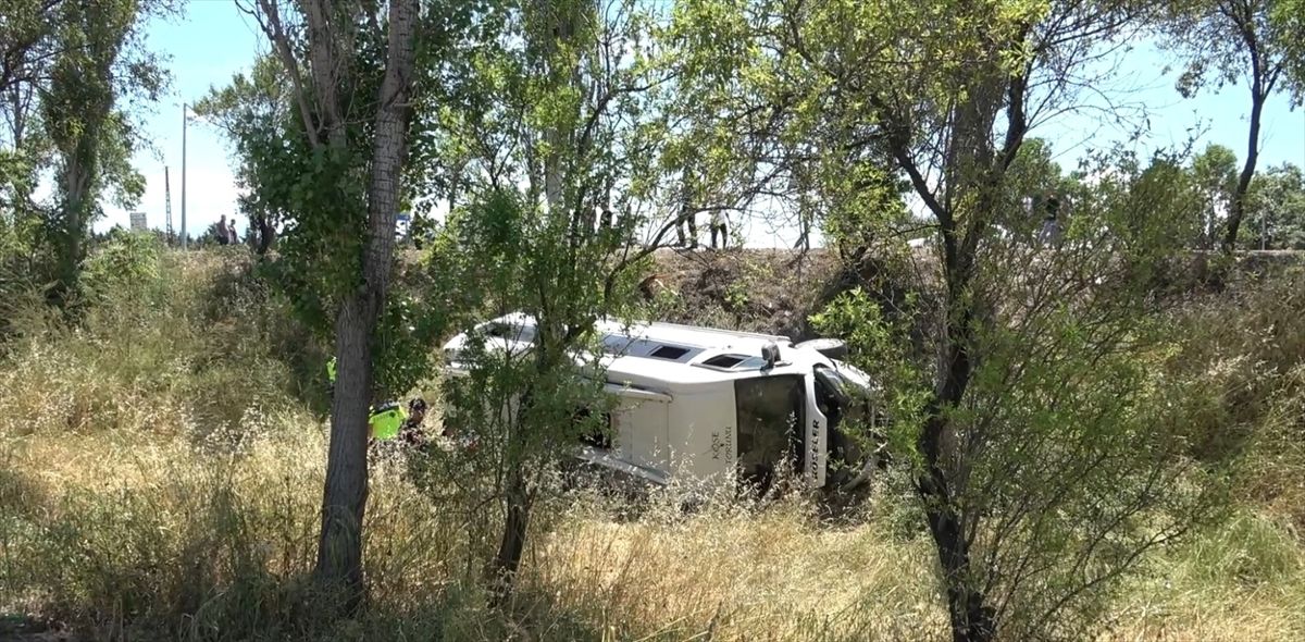 Balıkesir\'de Minibüs Kazası: 14 Yaralı