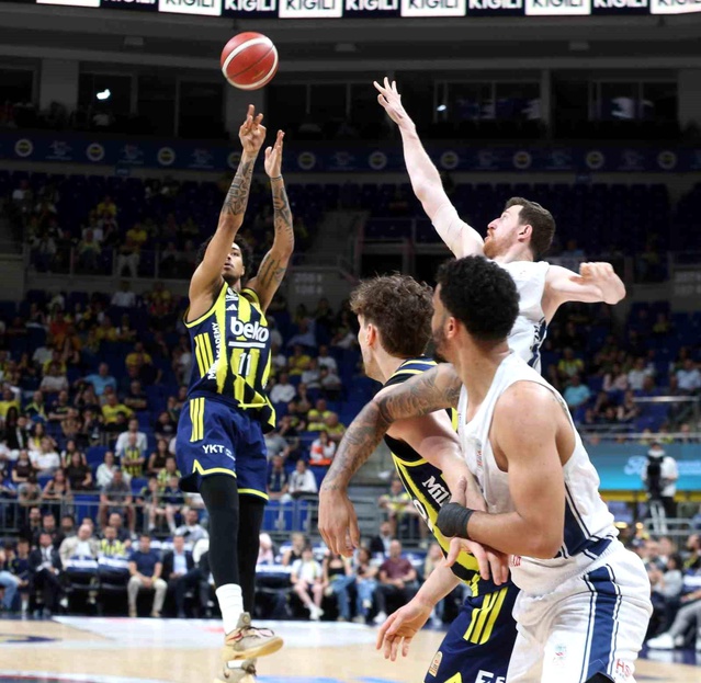 Fenerbahçe Beko, A. Efes’i Yenerek Seride Öne Geçti