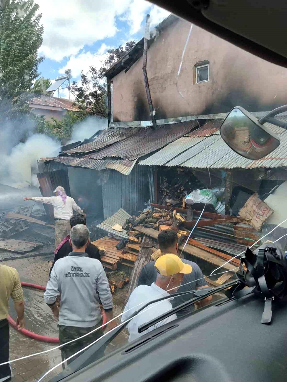 Bingöl\'de Ev Yangını: 2 Kişi Hastaneye Kaldırıldı