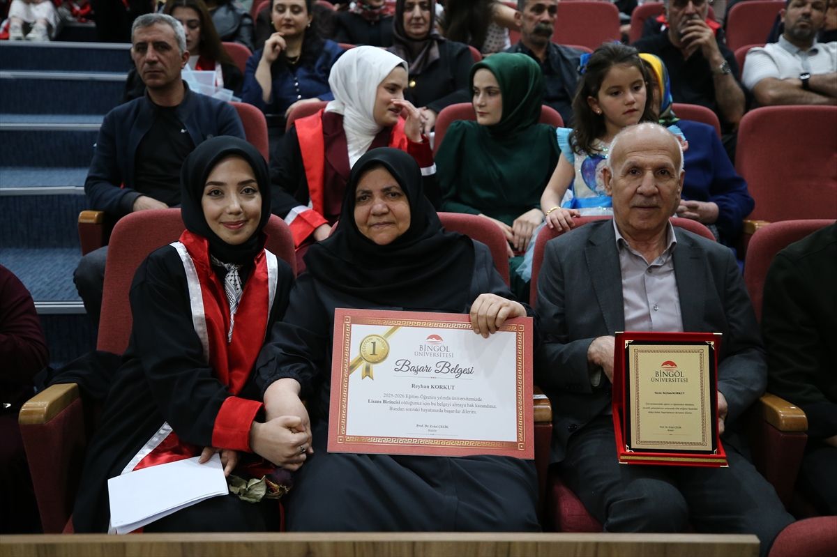 Bingöl Üniversitesi\'nde Mezuniyet Coşkusu