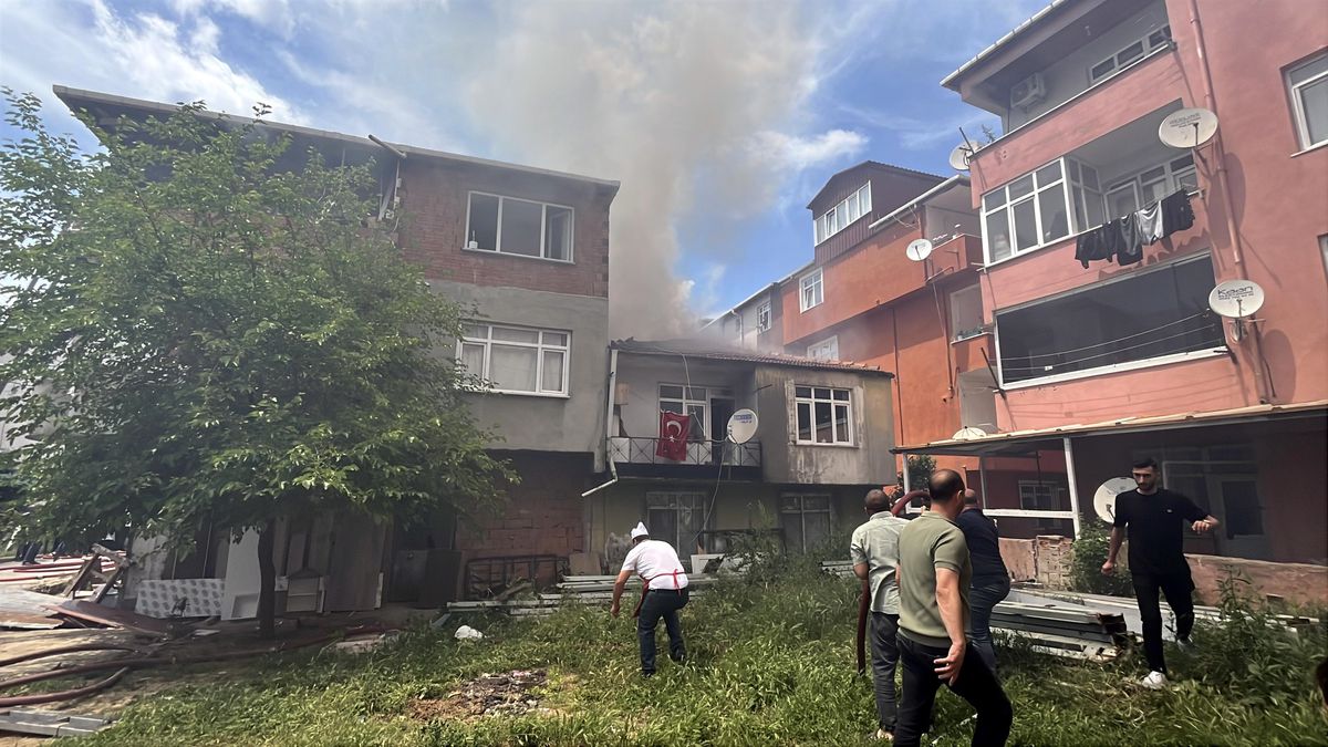 Darıca\'da Yangın: Anne ve Kızı Kurtarıldı