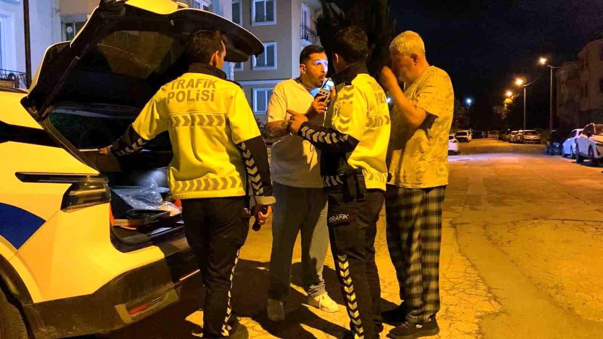 Alkollü sürücü kaza yapıp kaçtı, aracında uyurken yakalandı
