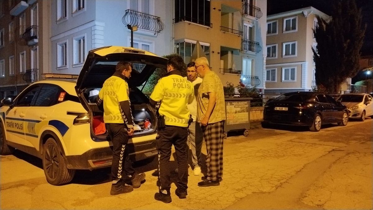 Alkollü sürücü park halindeki araca çarptı