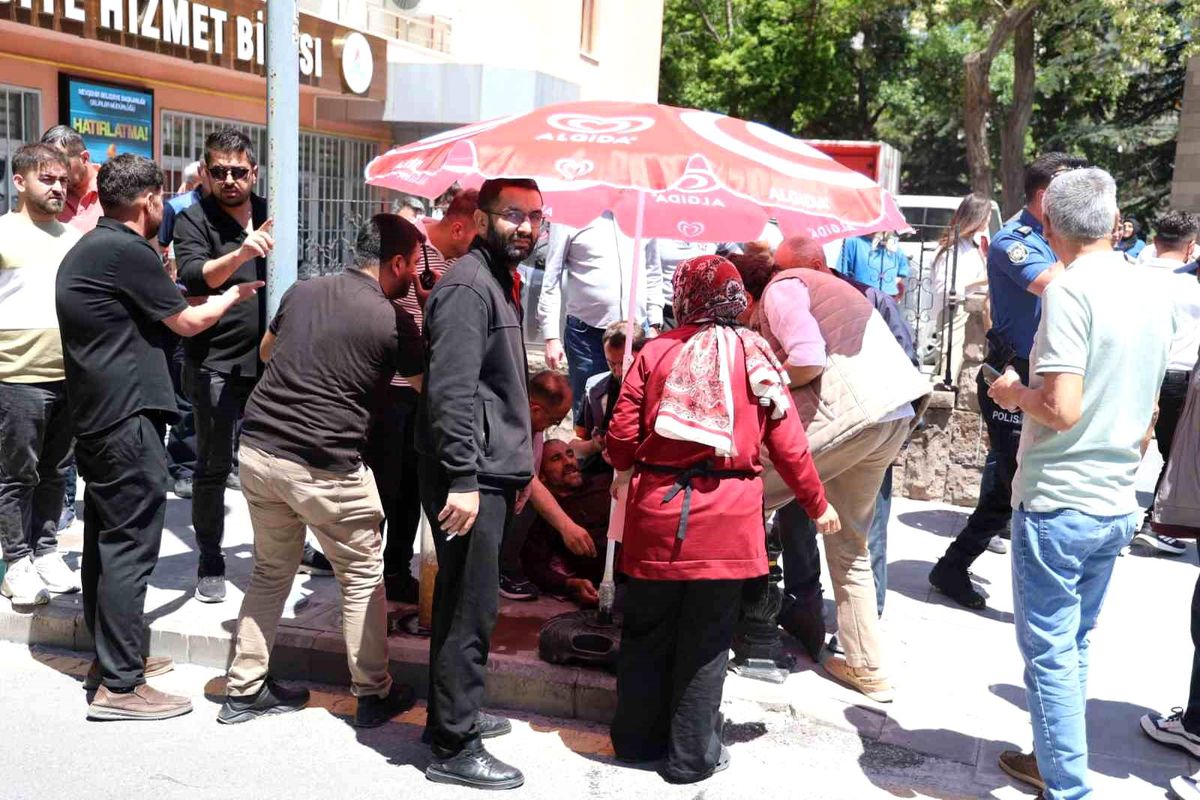 Cenaze çıkışında yol verme kavgası kanlı bitti: 1 yaralı, 2 gözaltı