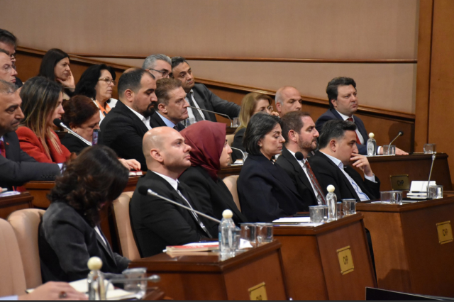 CHP'li İBB Meclis üyeleri taraflarını belli etti: Yerimiz Özgür Özel'in yanıdır