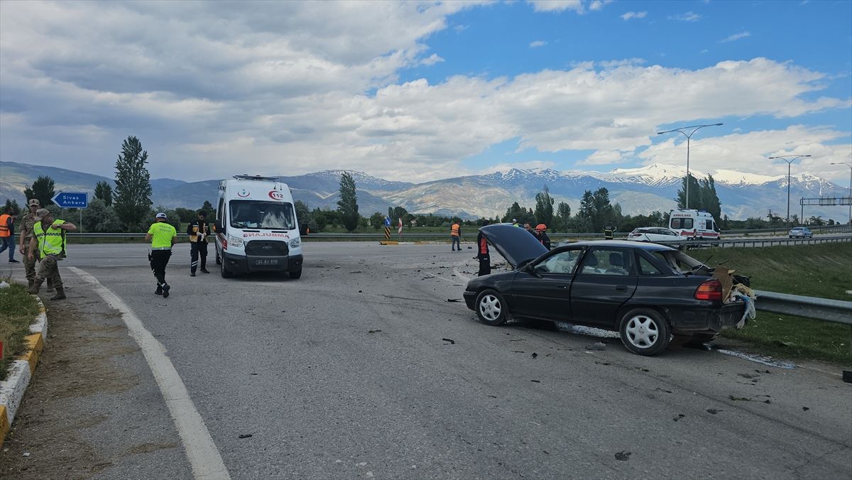 Erzincan\'da Trafik Kazası: 4 Yaralı