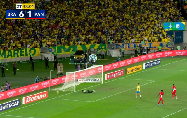 Fener taraftarını delirten Ederson orta sahadan gol yedi, sonrasında olanlara inanamadı 