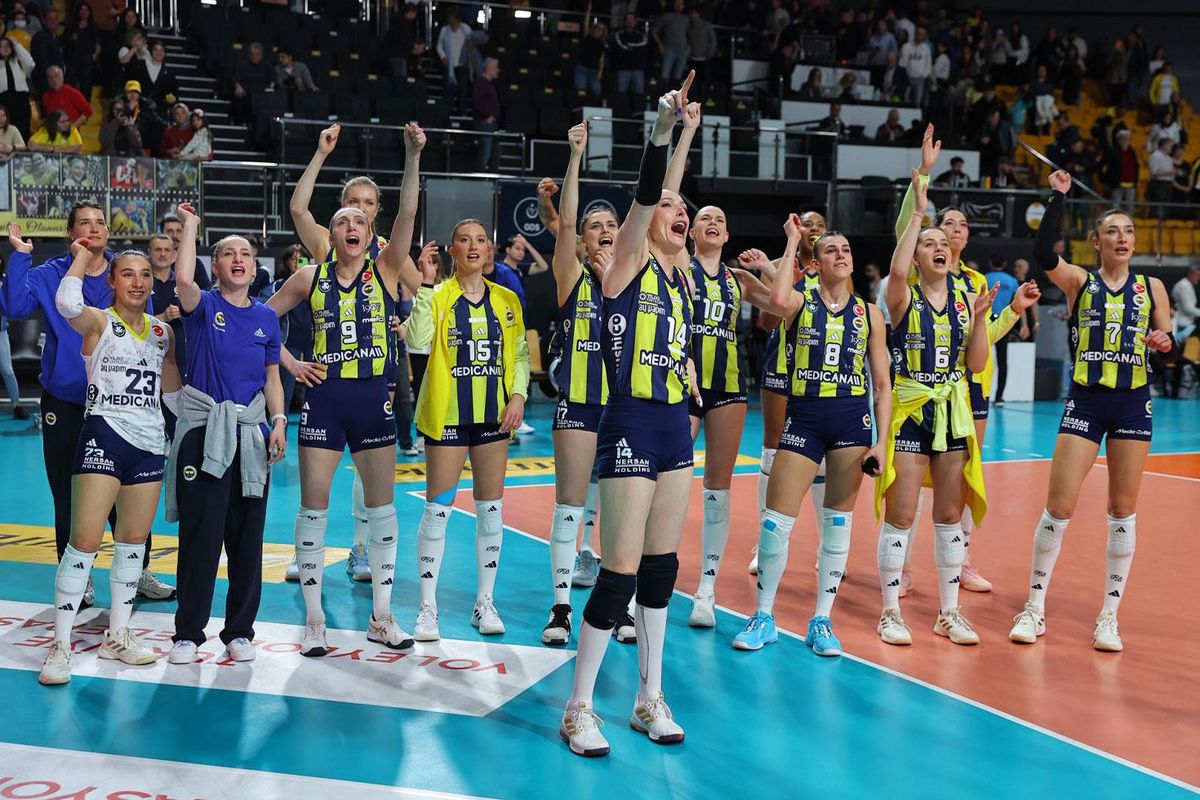 Fenerbahçe Kadın Voleybol Takımı\'nda 7 oyuncuyla yollar ayrıldı