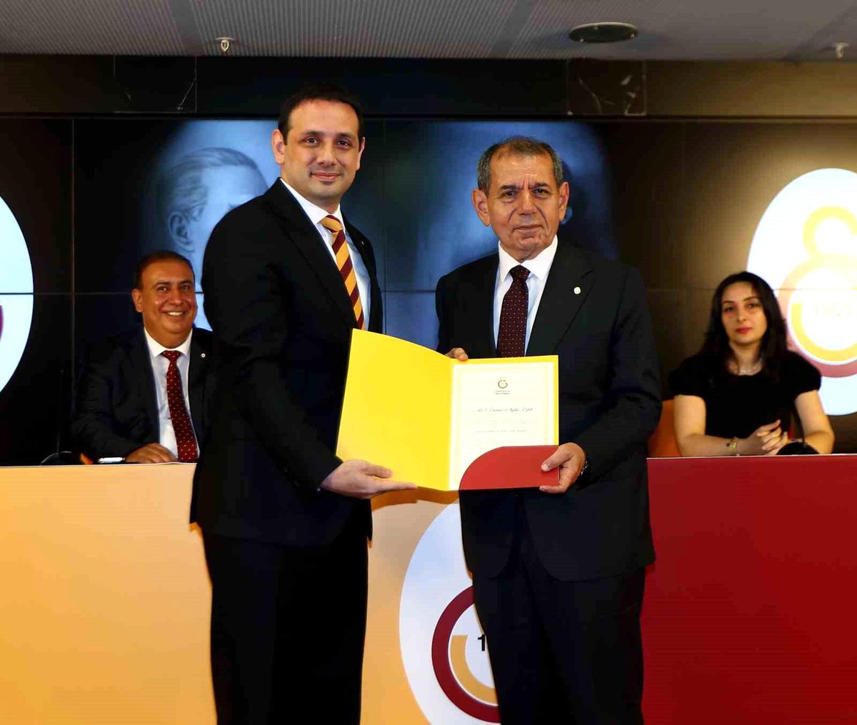 Dursun Özbek, Galatasaray\'ın Başkana Seçildi