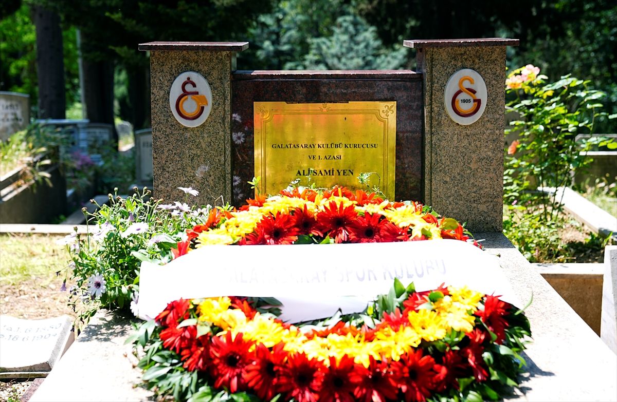 Dursun Özbek, Ali Sami Yen\'in Kabrini Ziyaret Etti