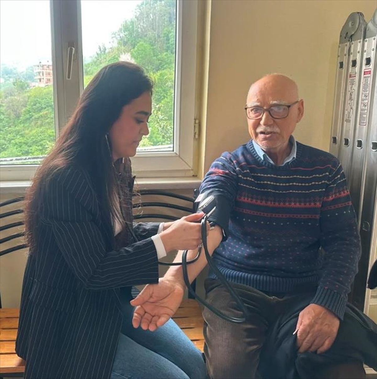 Gençlerden kırsaldaki yaşlılara sağlık taraması