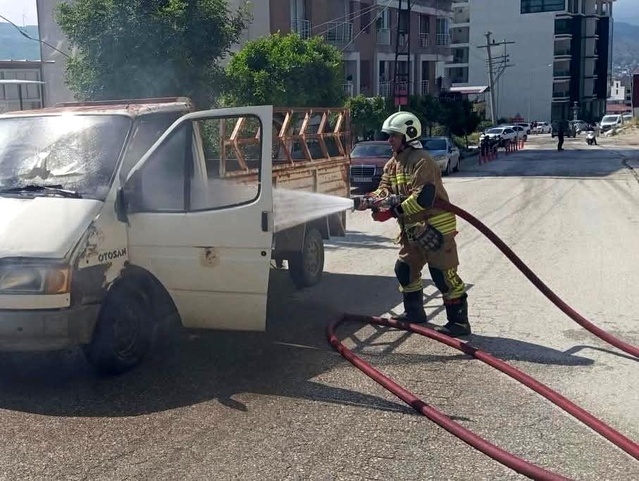 Samandağ’da Seyir Halindeki Kamyonet Yandı