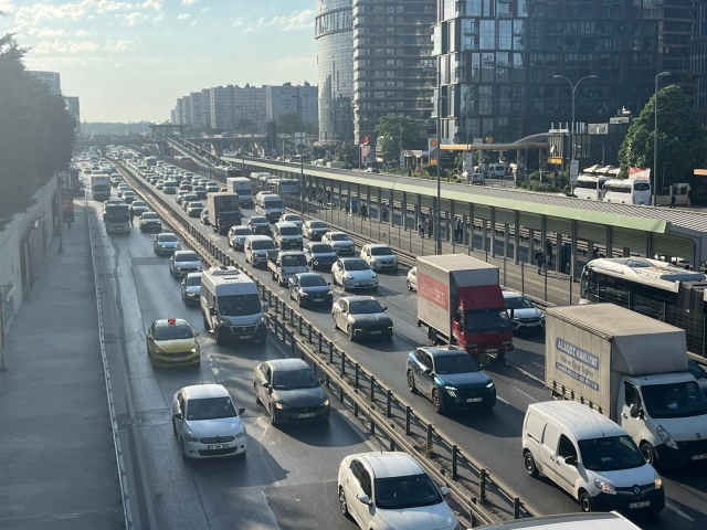 İstanbul'da bayram tatili sonrası sabah saatlerinde trafik yoğunluğu oluştu