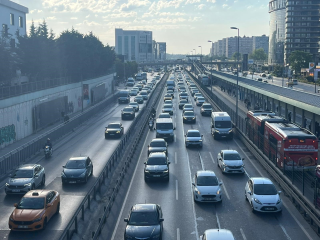 İstanbul'da bayram tatili sonrası sabah saatlerinde trafik yoğunluğu oluştu
