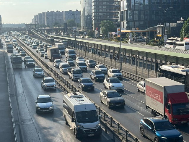 İstanbul'da bayram tatili sonrası sabah saatlerinde trafik yoğunluğu oluştu